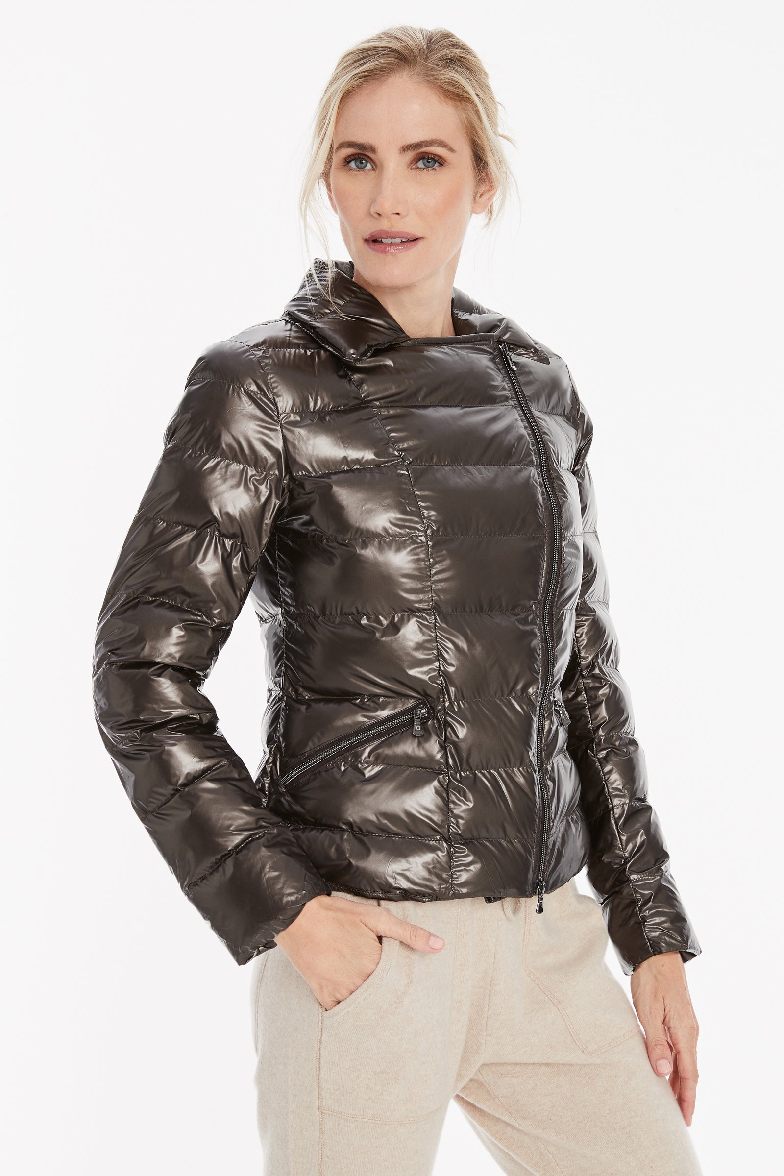 bronze||||2021_03_29_March_Catalog_Vertical_25_JUDI_PUFFER_JKT-BRONZE-AB1746_7_seconds.mp4